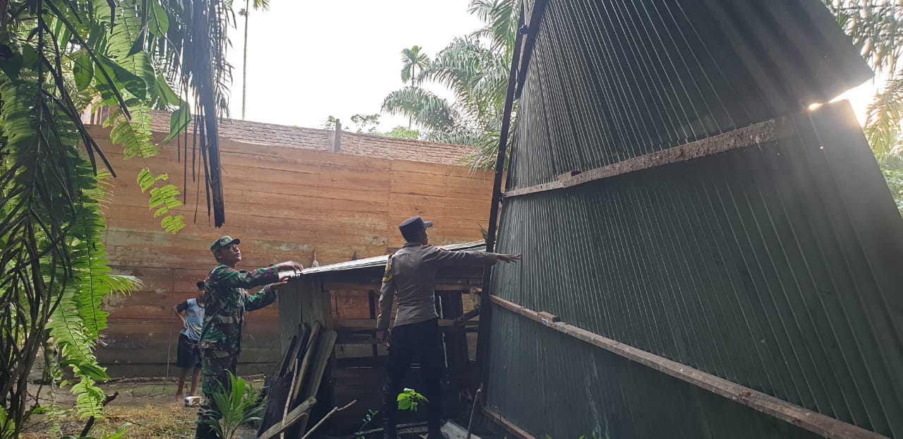 Angin puting beliung rusak 17 rumah warga Cot Girek, Aceh Utara Angin puting beliung rusak 17 rumah warga Cot Girek, Aceh Utara