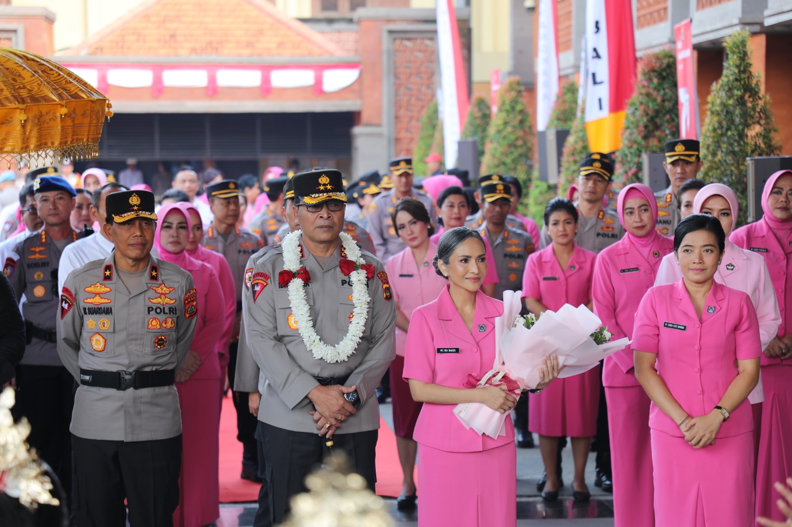 Kapolda Bali serah terima Pataka Sura Dwipa Sarvabhavena Tan Hana Dharma Mangrwa Kapolda Bali serah terima Pataka Sura Dwipa Sarvabhavena Tan Hana Dharma Mangrwa