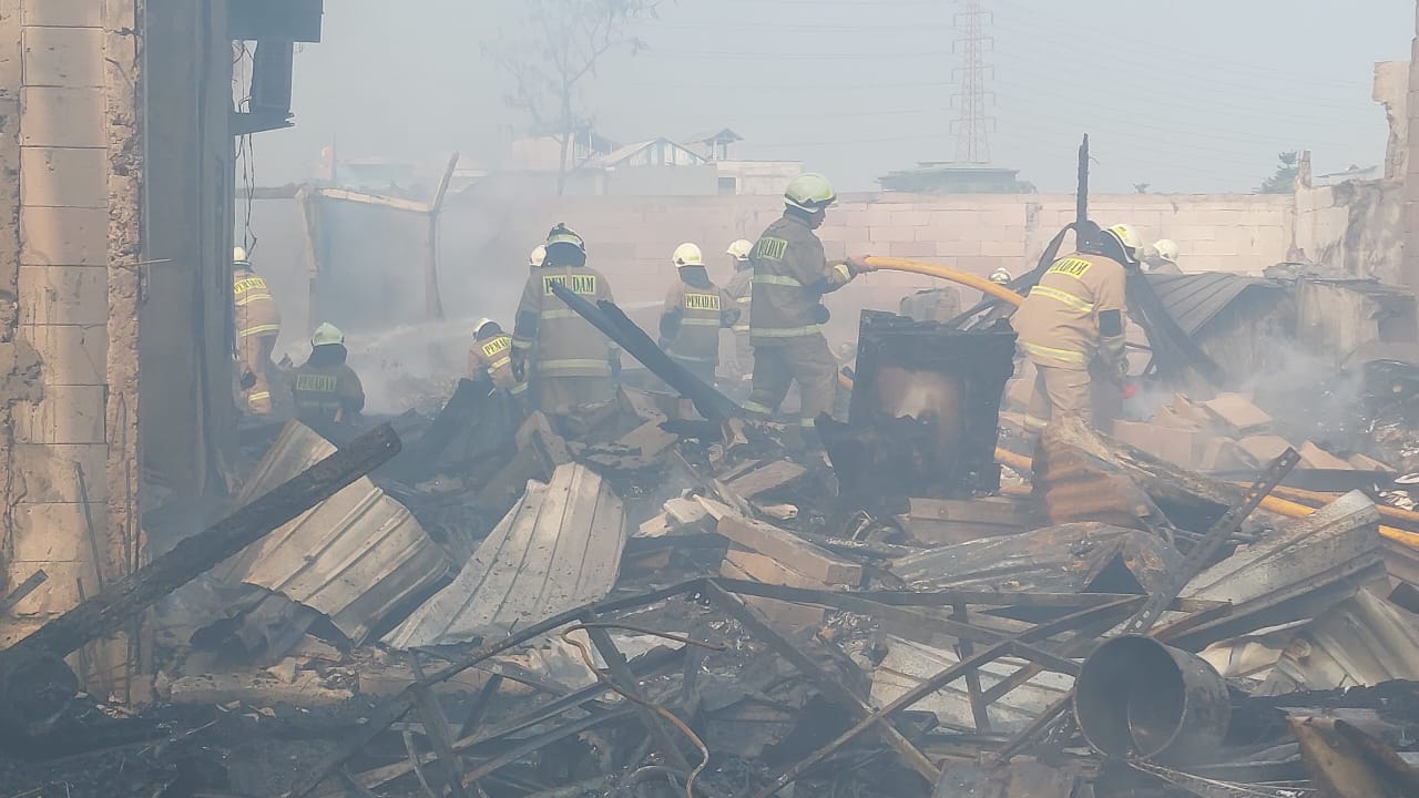 Api lalap belasan rumah di Koja, Jakarta Utara