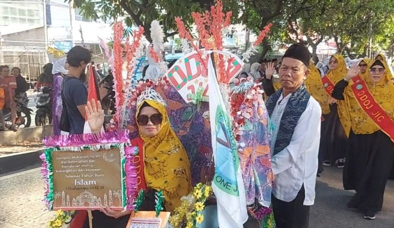 Penarik becak hias ramaikan pawai Tahun Baru Islam 1445 Hijriah di JIC Penarik becak hias ramaikan pawai Tahun Baru Islam 1445 Hijriah di JIC