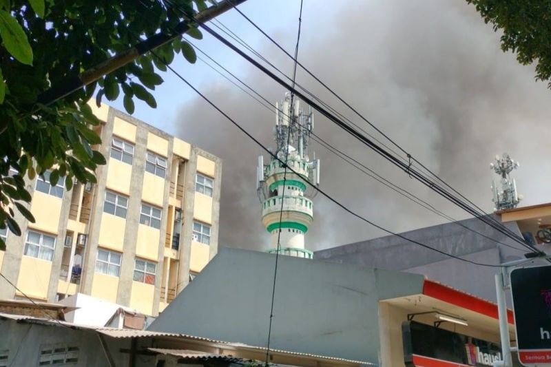 Sudin Gulkarmat kerahkan 100 personel padamkan kebakaran di Setiabudi Sudin Gulkarmat kerahkan 100 personel padamkan kebakaran di Setiabudi