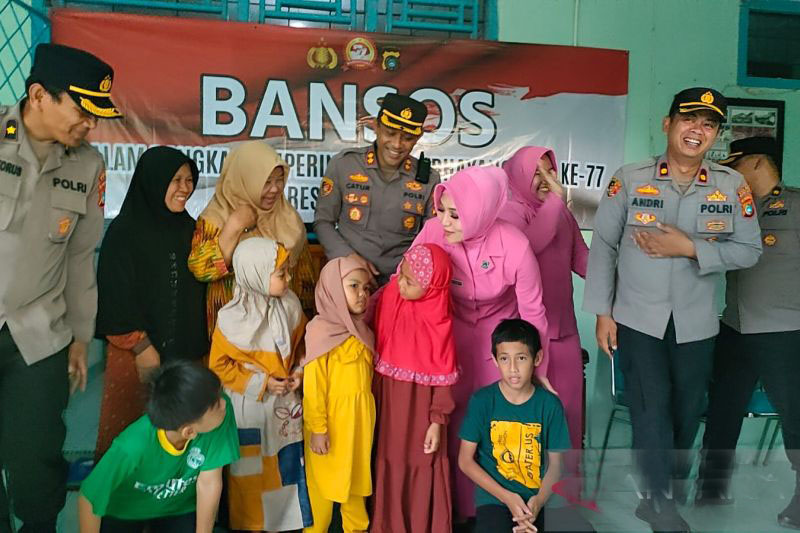 Polres Bangka Barat salurkan bantuan kepada ponpes dan panti asuhan Polres Bangka Barat salurkan bantuan kepada ponpes dan panti asuhan