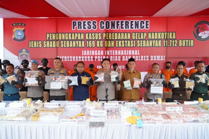 Polisi Riau ungkap 168,89 kilogram sabu dan 11.712 butir pil ekstasi Polisi Riau ungkap 168,89 kilogram sabu dan 11.712 butir pil ekstasi