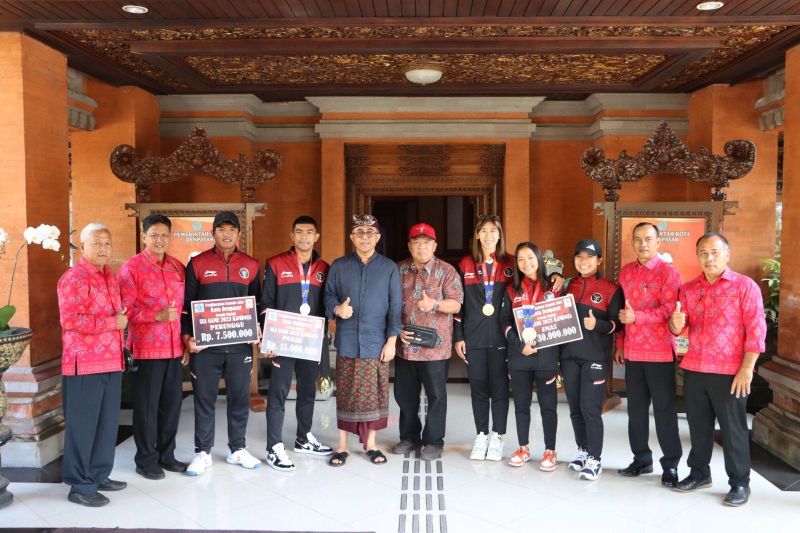 Pemkot Denpasar serahkan bonus peraih medali di SEA Games 2023 Pemkot Denpasar serahkan bonus peraih medali di SEA Games 2023