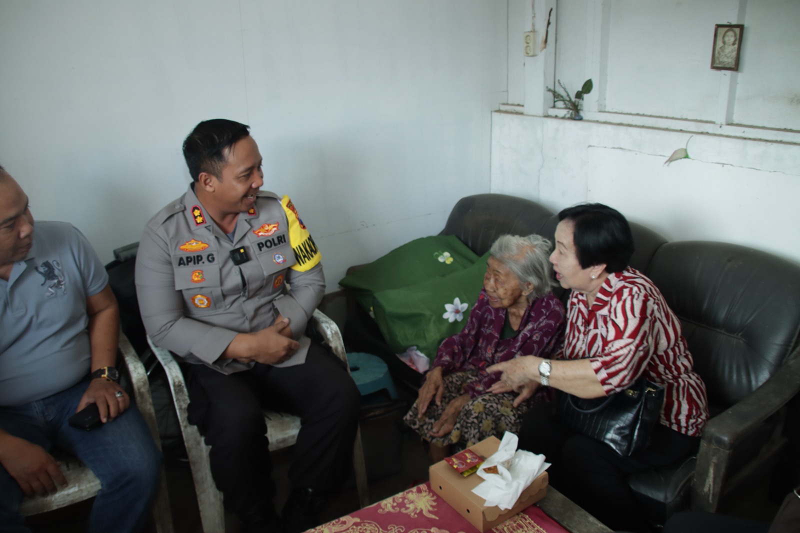 Bhakti Bhayangkara, Polresta Malang Kota sambangi lansia berusia 1 abad Bhakti Bhayangkara, Polresta Malang Kota sambangi lansia berusia 1 abad