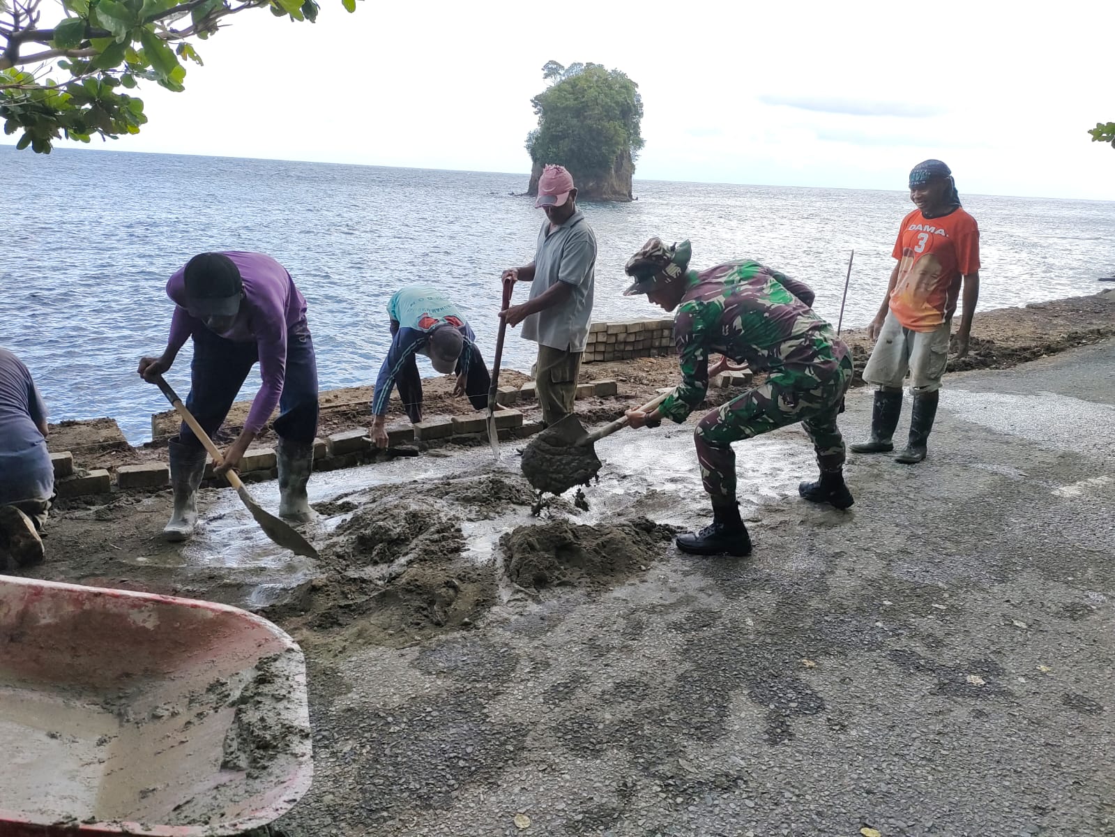 Bentuk kepedulian, Satgas Yonarmed 1 Kostrad bangun talud jalan sepanjang pesisir pantai Bentuk kepedulian, Satgas Yonarmed 1 Kostrad bangun talud jalan sepanjang pesisir pantai