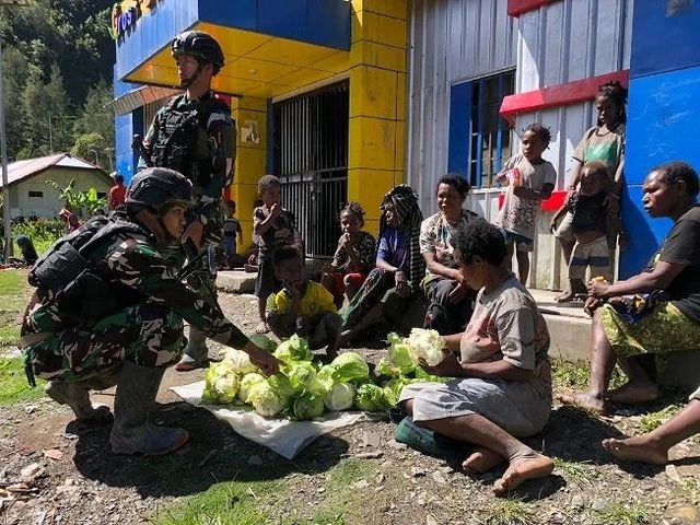 Gerakkan ekonomi, Satgas Yonif Raider 303 Kostrad borong hasil bumi warga Gerakkan ekonomi, Satgas Yonif Raider 303 Kostrad borong hasil bumi warga