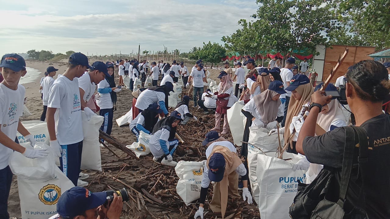 PIM gelar Coastal Clean Up, kumpulkan 5 ribu kg sampah di Pantai Seroja PIM gelar Coastal Clean Up, kumpulkan 5 ribu kg sampah di Pantai Seroja