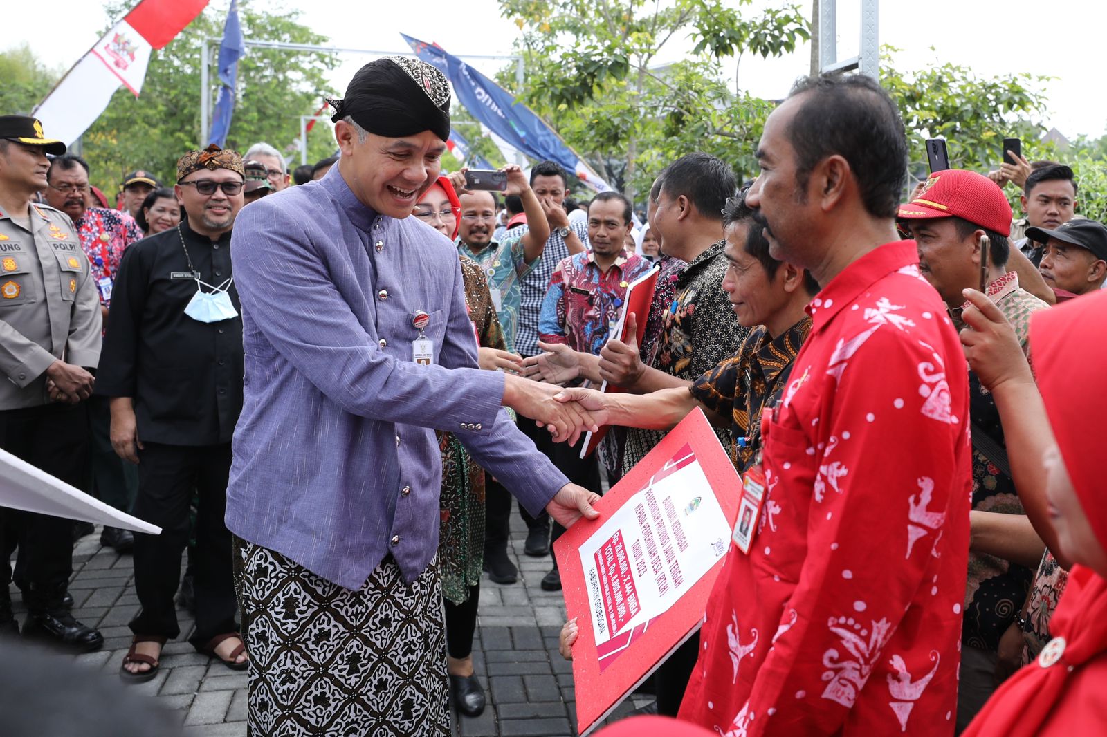 Ganjar serahkan bantuan lintas sektor Rp196,7 miliar untuk kesejahteraan di Grobogan Ganjar serahkan bantuan lintas sektor Rp196,7 miliar untuk kesejahteraan di Grobogan