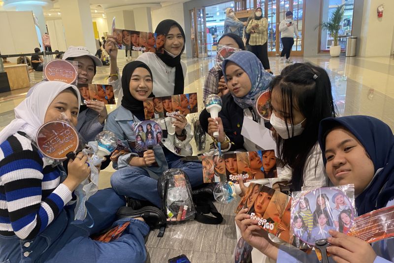 NMIXX konser malam ini, fans tampil kompak dan tak sabar menunggu NMIXX konser malam ini, fans tampil kompak dan tak sabar menunggu