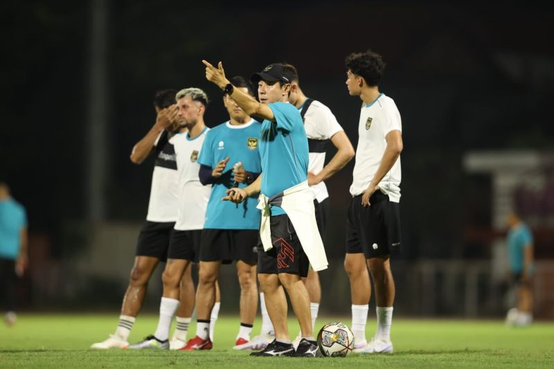 Shin Tae-yong mulai pimpin latihan Timnas di Surabaya Shin Tae-yong mulai pimpin latihan Timnas di Surabaya
