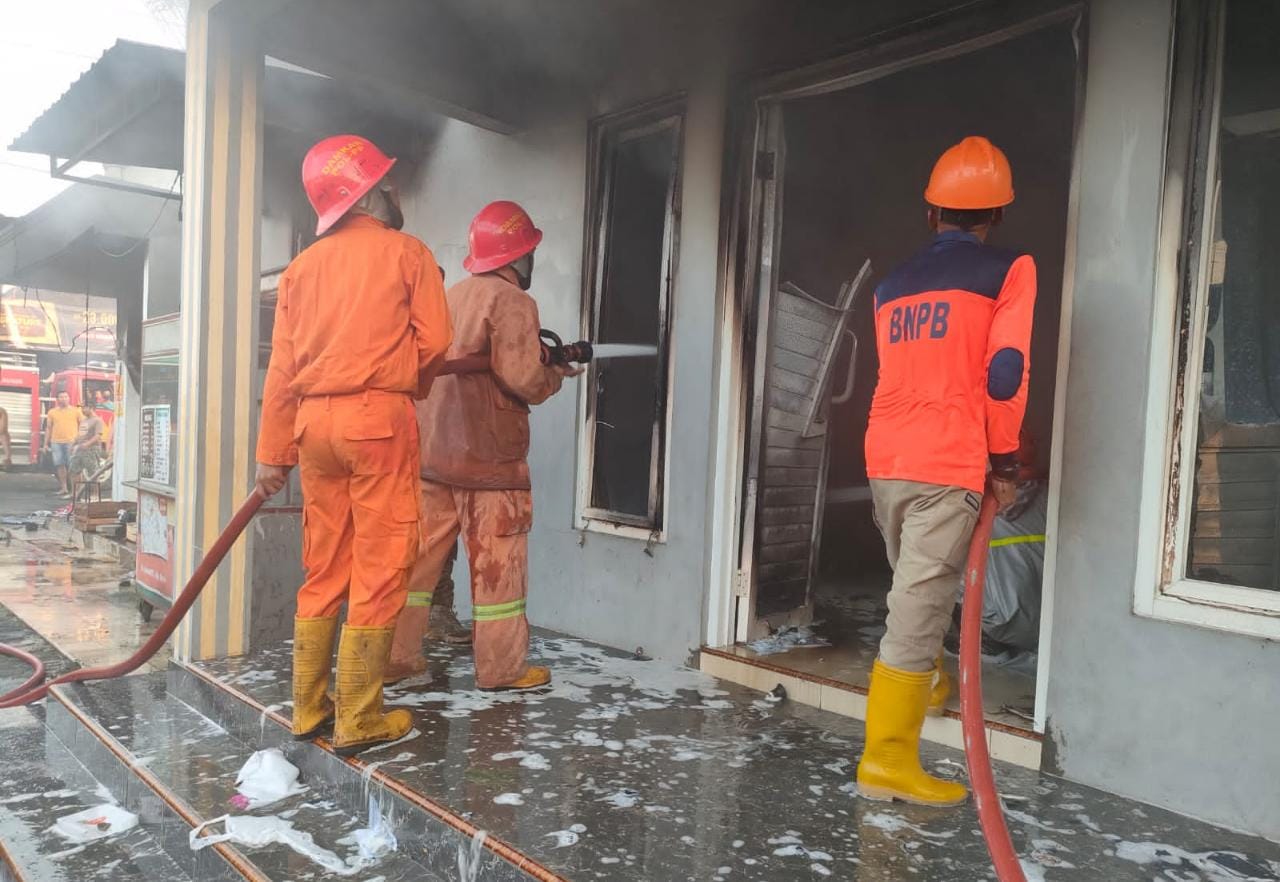 Gas elpiji meledak, rumah makan Padang di Loram Kudus terbakar Gas elpiji meledak, rumah makan Padang di Loram Kudus terbakar