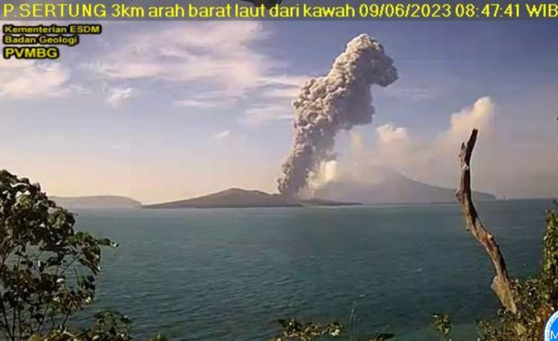 Gunung Anak Krakatau meletus tujuh kali Gunung Anak Krakatau meletus tujuh kali