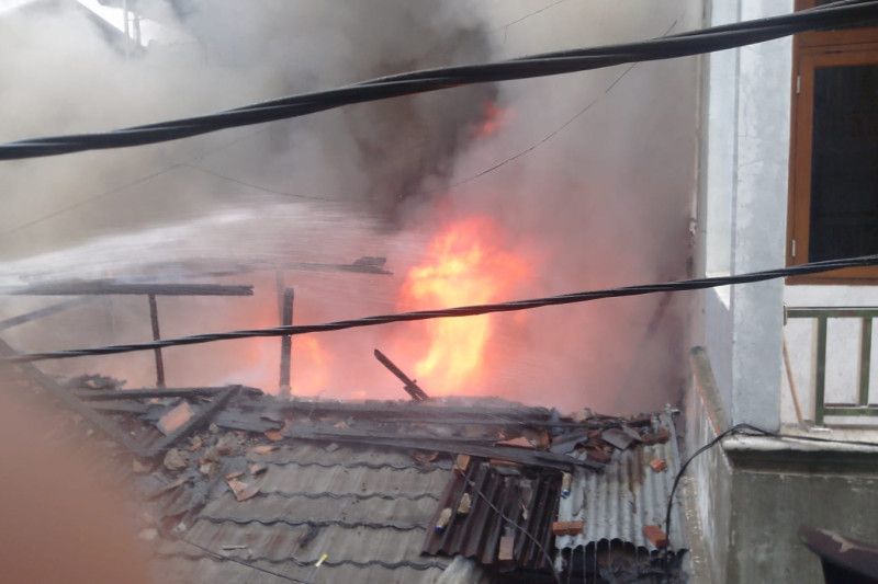 Arus pendek sebabkan tiga rumah hangus terbakar di Jakarta