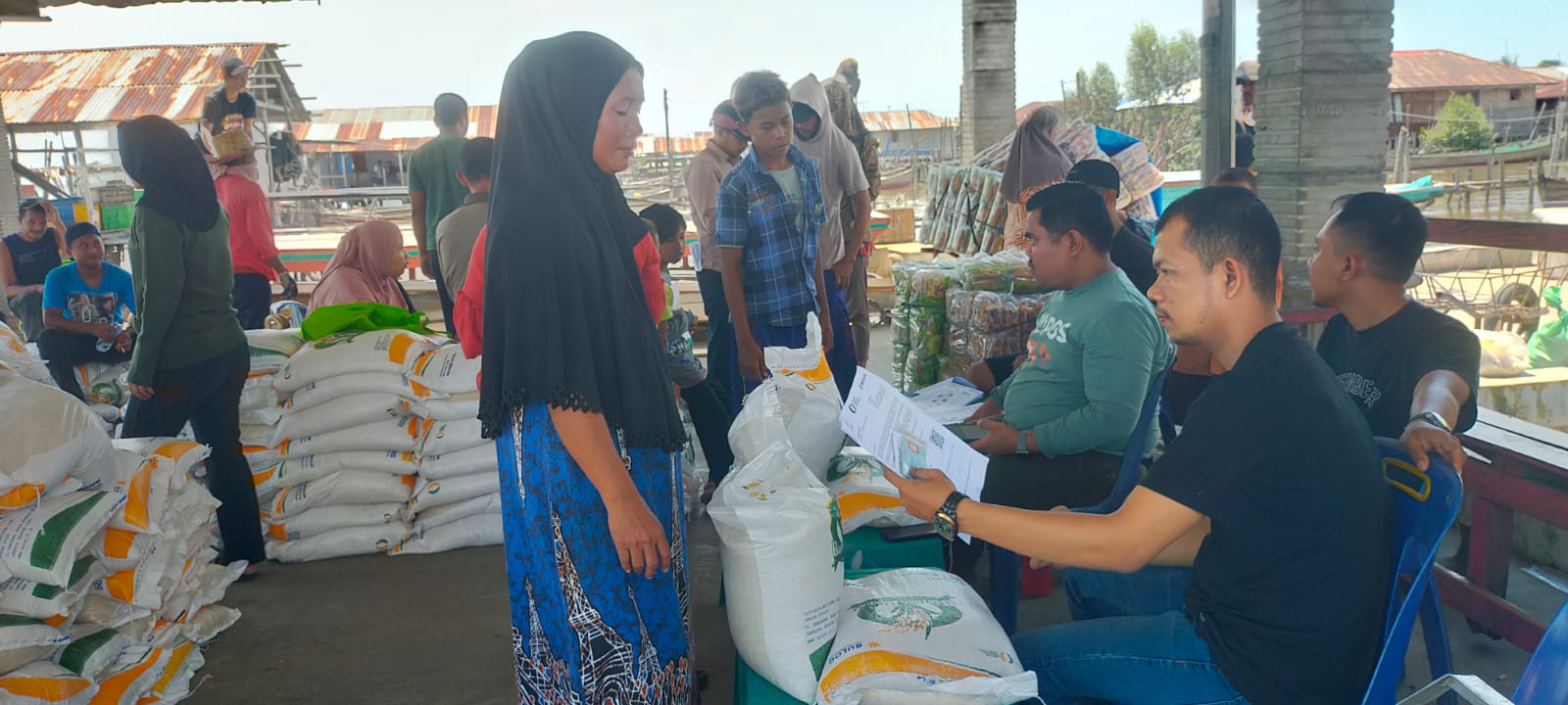 Ratusan KPM di Desa Jaring Halus terima bantuan cadangan pangan Ratusan KPM di Desa Jaring Halus terima bantuan cadangan pangan