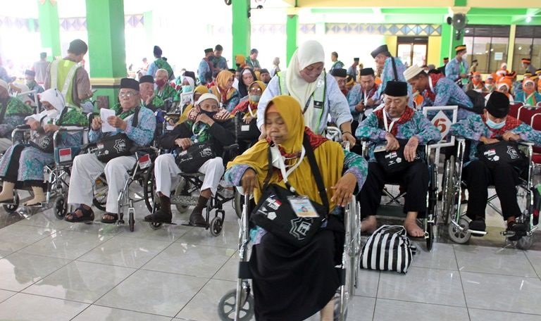Satu calon haji Embarkasi Solo meninggal di dalam pesawat Satu calon haji Embarkasi Solo meninggal di dalam pesawat