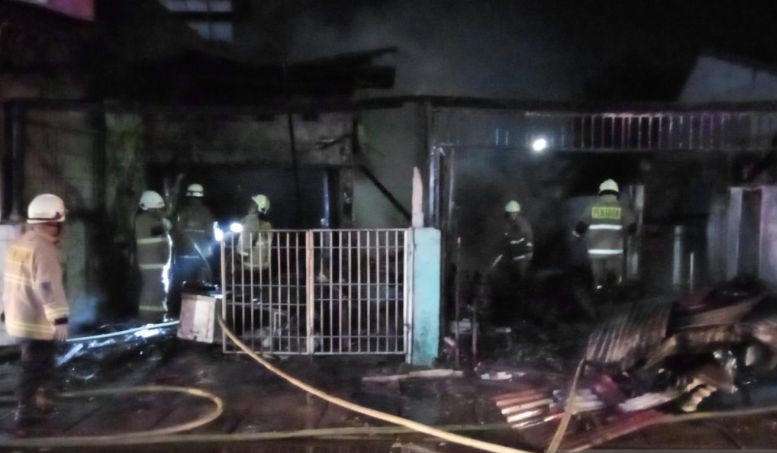 Dua bangunan di kawasan Klender hangus terbakar