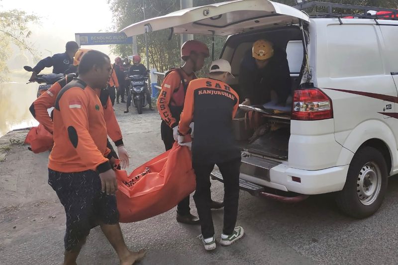 Satu korban terseret arus Sungai Brantas ditemukan meninggal dunia Satu korban terseret arus Sungai Brantas ditemukan meninggal dunia