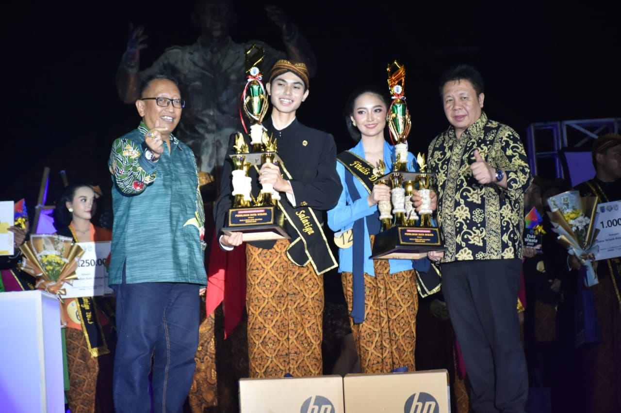 Hosea Lintang dan Aeyske Ayu terpilih sebagai Duta Wisata Salatiga Hosea Lintang dan Aeyske Ayu terpilih sebagai Duta Wisata Salatiga