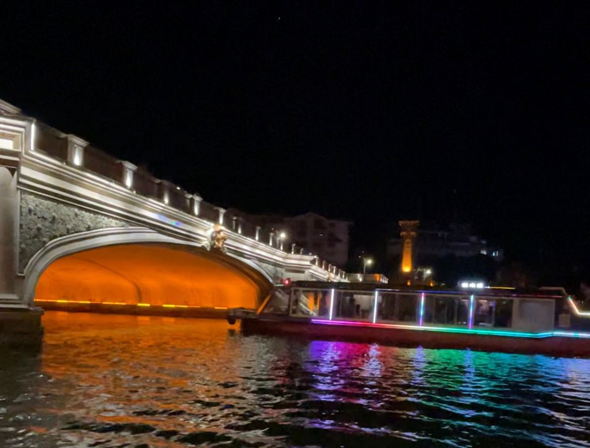 Indahnya Sungai Liangjiangsihu, yang membelah kota Gualing 