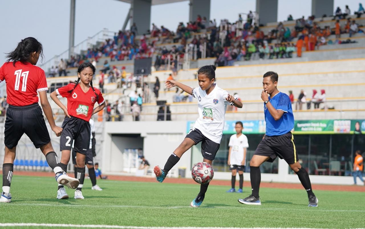 Enam siswi SD cetak gol terbanyak Turnamen MilkLife Soccer Challenge 2023 Enam siswi SD cetak gol terbanyak Turnamen MilkLife Soccer Challenge 2023