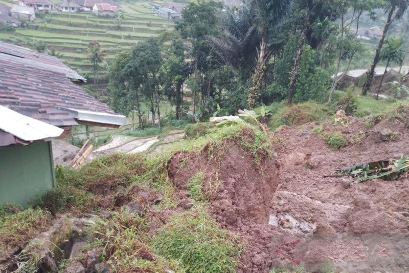 Longsor landa dua desa di Cianjur lima rumah rusak berat Longsor landa dua desa di Cianjur lima rumah rusak berat
