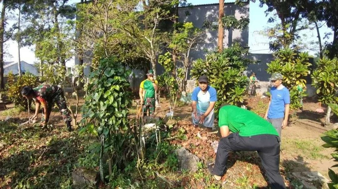 Peduli lingkungan, prajurit Yonarhanud 2 Kostrad laksanakan kerja bakti