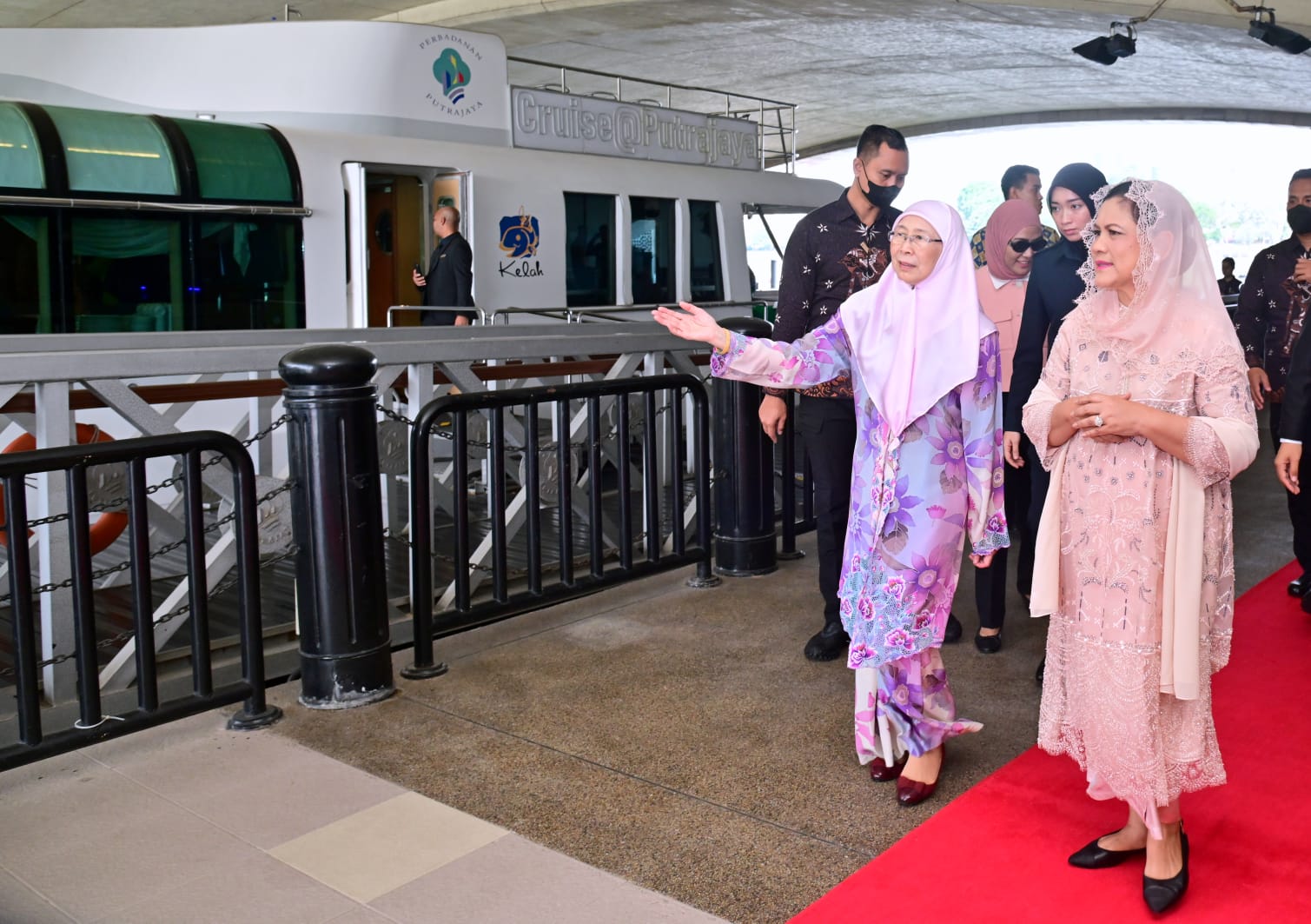 Iriana dan Wan Azizah naik kapal pesiar Iriana dan Wan Azizah naik kapal pesiar