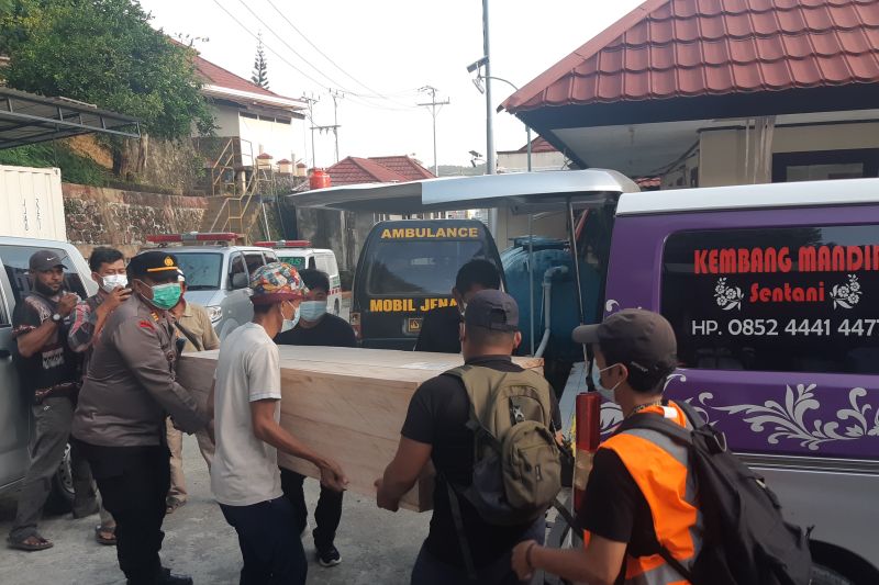 Enam jenazah korban pesawat SAM AIR diidentifikasi di RS Bhayangkara Enam jenazah korban pesawat SAM AIR diidentifikasi di RS Bhayangkara