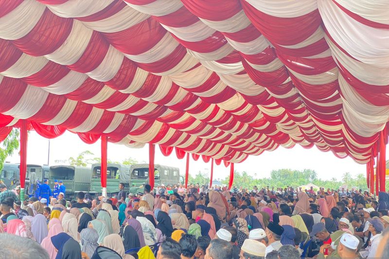 Ribuan warga Pidie terima bansos sambut kedatangan Presiden RI
