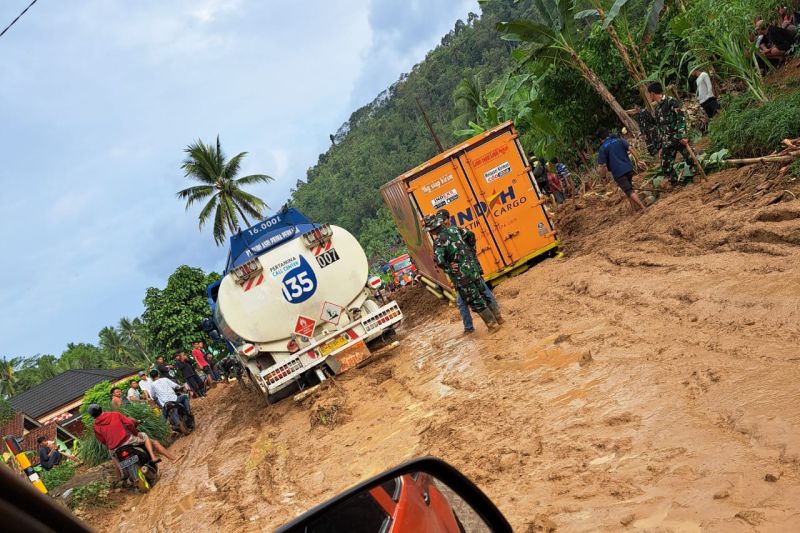Banjir bandang terjang beberapa desa di Tanggamus Lampung Banjir bandang terjang beberapa desa di Tanggamus Lampung