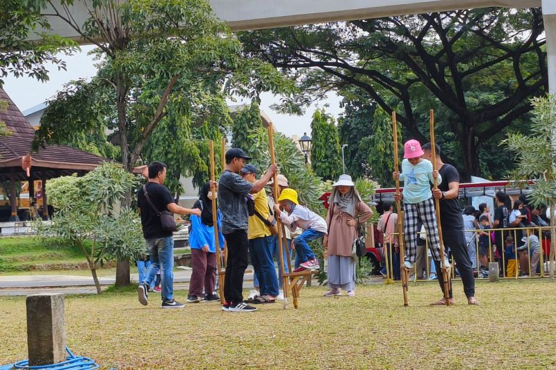 10 ribu pengunjung memadati TMII saat libur panjang 10 ribu pengunjung memadati TMII saat libur panjang
