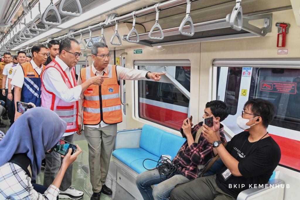 Menhub dan Pj Gubernur DKI lakukan inspeksi jelang operasional LRT Jabodebek Menhub dan Pj Gubernur DKI lakukan inspeksi jelang operasional LRT Jabodebek
