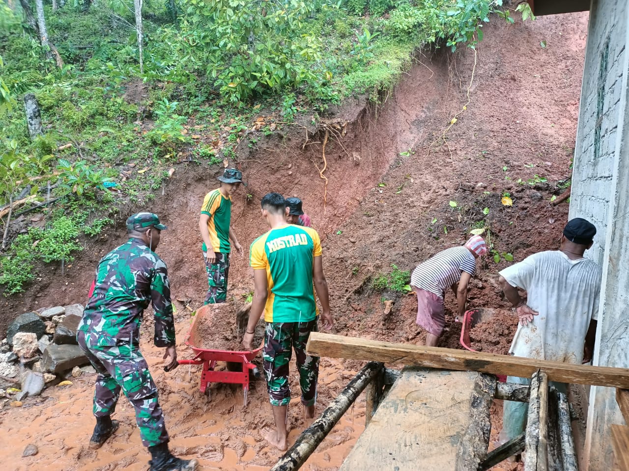 Satgas Pamrahwan Maluku Yonarmed 1 Kostrad bantu warga terdampak longsor Satgas Pamrahwan Maluku Yonarmed 1 Kostrad bantu warga terdampak longsor