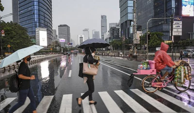 Sebagian Jakarta dilanda hujan disertai petir dan angin pada Kamis Sebagian Jakarta dilanda hujan disertai petir dan angin pada Kamis
