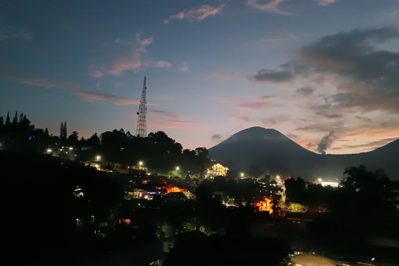 Pemkot Tomohon harap warga waspadai erupsi Gunung Lokon Pemkot Tomohon harap warga waspadai erupsi Gunung Lokon