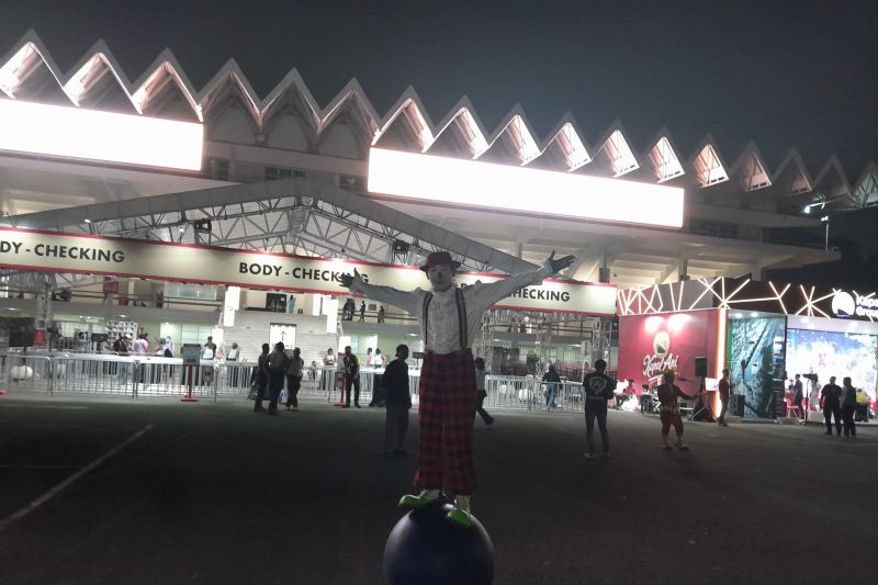 Aksi teatrikal badut diserbu pengunjung di gelaran Indonesia Open 2023 Aksi teatrikal badut diserbu pengunjung di gelaran Indonesia Open 2023