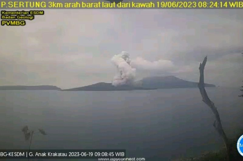 Gunung Anak Krakatau erupsi setinggi 1,5 kilometer ke arah tenggara Gunung Anak Krakatau erupsi setinggi 1,5 kilometer ke arah tenggara