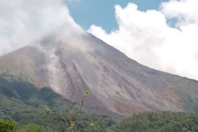 Guguran lava Gunung Karangetan ke Kali Batang capai 1.750 meter Guguran lava Gunung Karangetan ke Kali Batang capai 1.750 meter