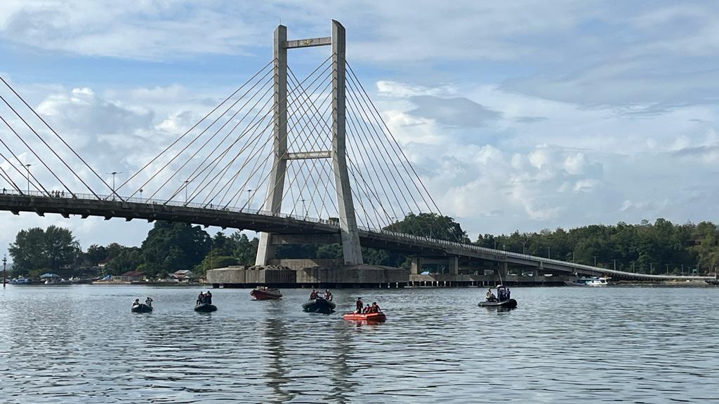 Bakamla RI evakuasi korban bunuh diri di Jembatan Bahteramas Kendari Bakamla RI evakuasi korban bunuh diri di Jembatan Bahteramas Kendari