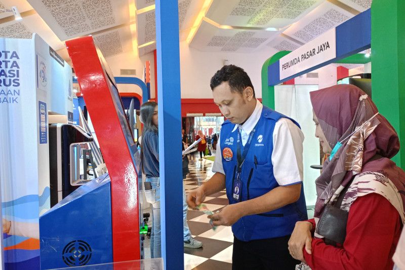 TransJakarta sediakan mesin isi saldo dan beli kartu di Jakarta Fair TransJakarta sediakan mesin isi saldo dan beli kartu di Jakarta Fair