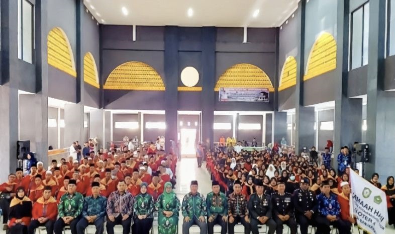Pemkab Kotawaringin Timur berikan uang saku kepada calon haji Pemkab Kotawaringin Timur berikan uang saku kepada calon haji