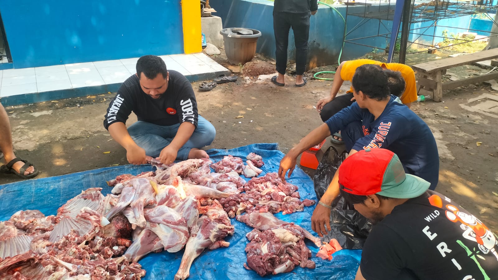 Pokja Jurnalis Jakut bagikan 250 paket daging kurban untuk warga Ancol Pokja Jurnalis Jakut bagikan 250 paket daging kurban untuk warga Ancol