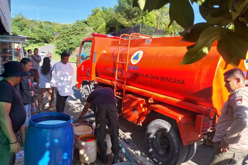 Pemkot Padang salurkan air bersih ke wilayah alami kekeringan