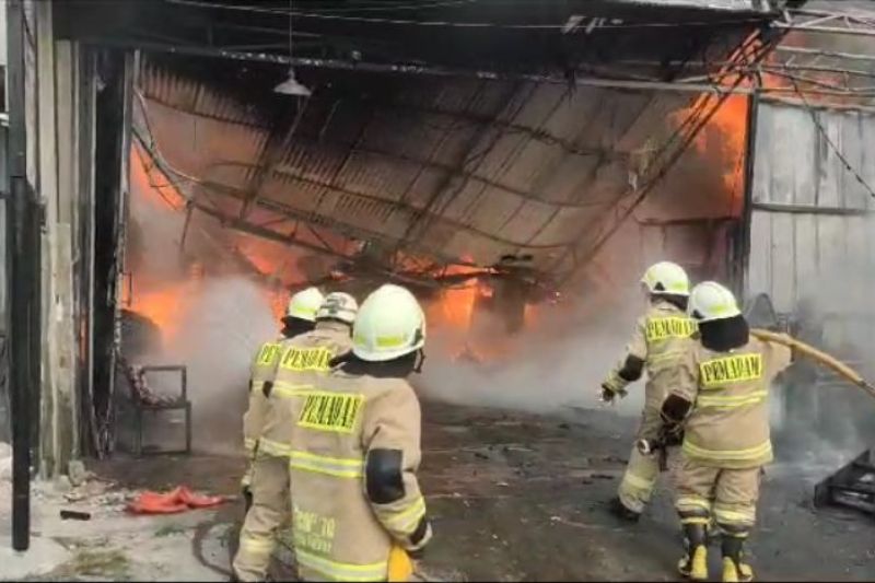 Toko ban di Jatinegara ludes terbakar Toko ban di Jatinegara ludes terbakar