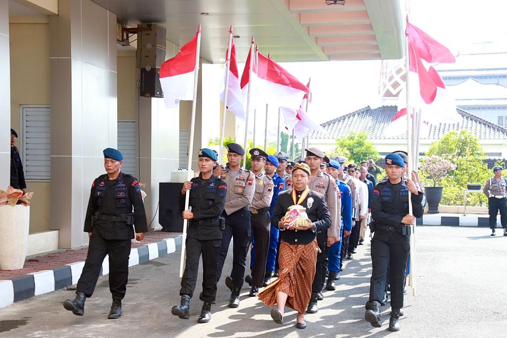 Polda Jateng gelar tradisi penyerahan air suci untuk pencucian pataka Polda Jateng gelar tradisi penyerahan air suci untuk pencucian pataka