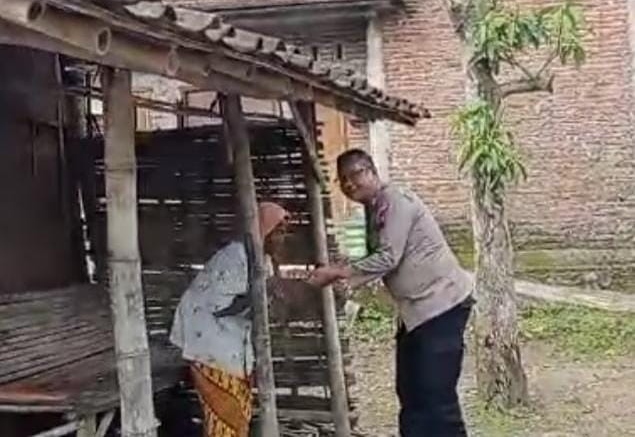 Dekatkan diri ke warga kurang mampu, Polres Kudus door to door serahkan 650 paket sembako