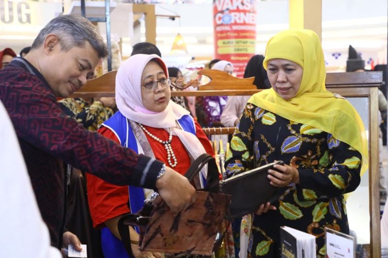 Pemprov Jatim buka layanan perizinan usaha gratis di mal Pemprov Jatim buka layanan perizinan usaha gratis di mal