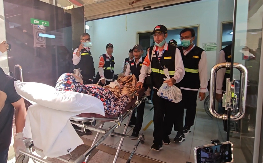 Jemaah sakit mulai diberangkatkan ke Mekkah dengan ambulans Jemaah sakit mulai diberangkatkan ke Mekkah dengan ambulans