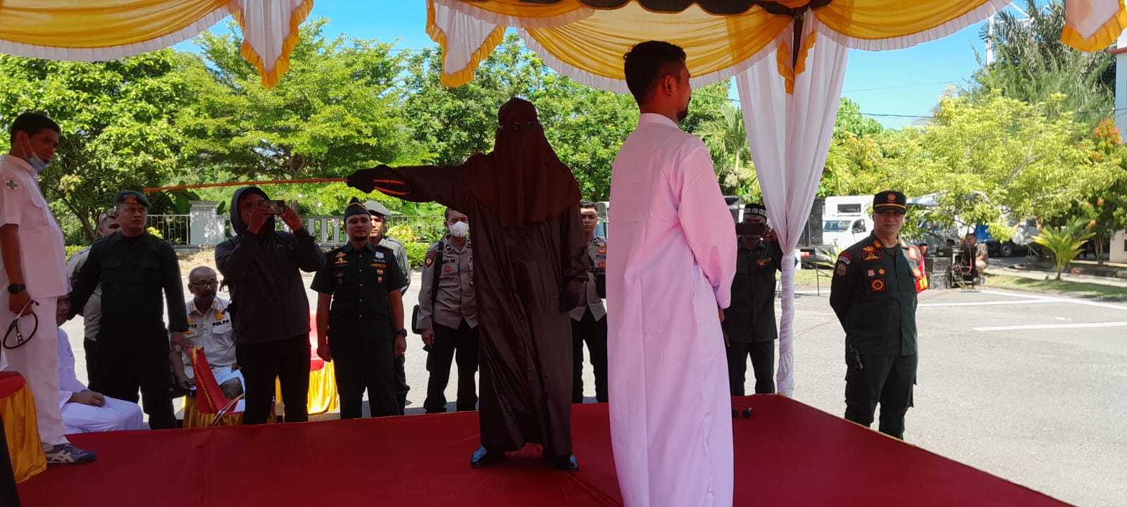 Pelaku judi online, zina dan pencabulan anak di Aceh Utara jalani hukum cambuk Pelaku judi online, zina dan pencabulan anak di Aceh Utara jalani hukum cambuk